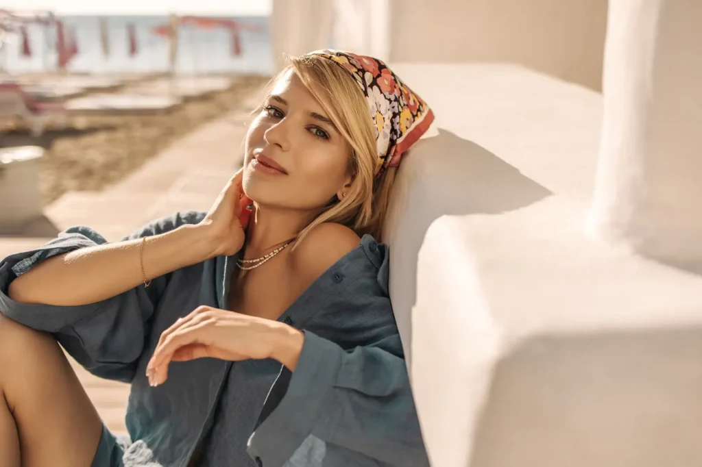 Kvinna med bandana på strand