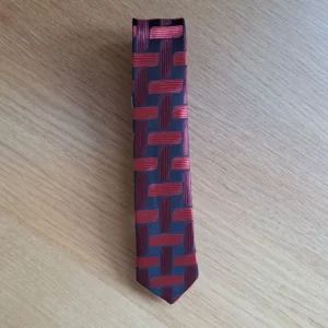 Smal sidenslips svart/röd (ej använd)